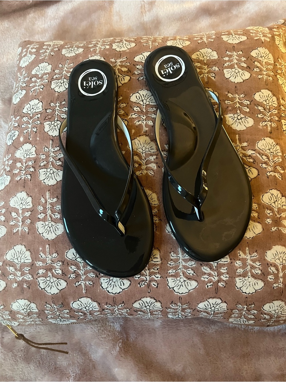Solei Sea Indie Grey & Cream Patent Thong Sandals for Women